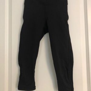 Black cropped lululemon leggings